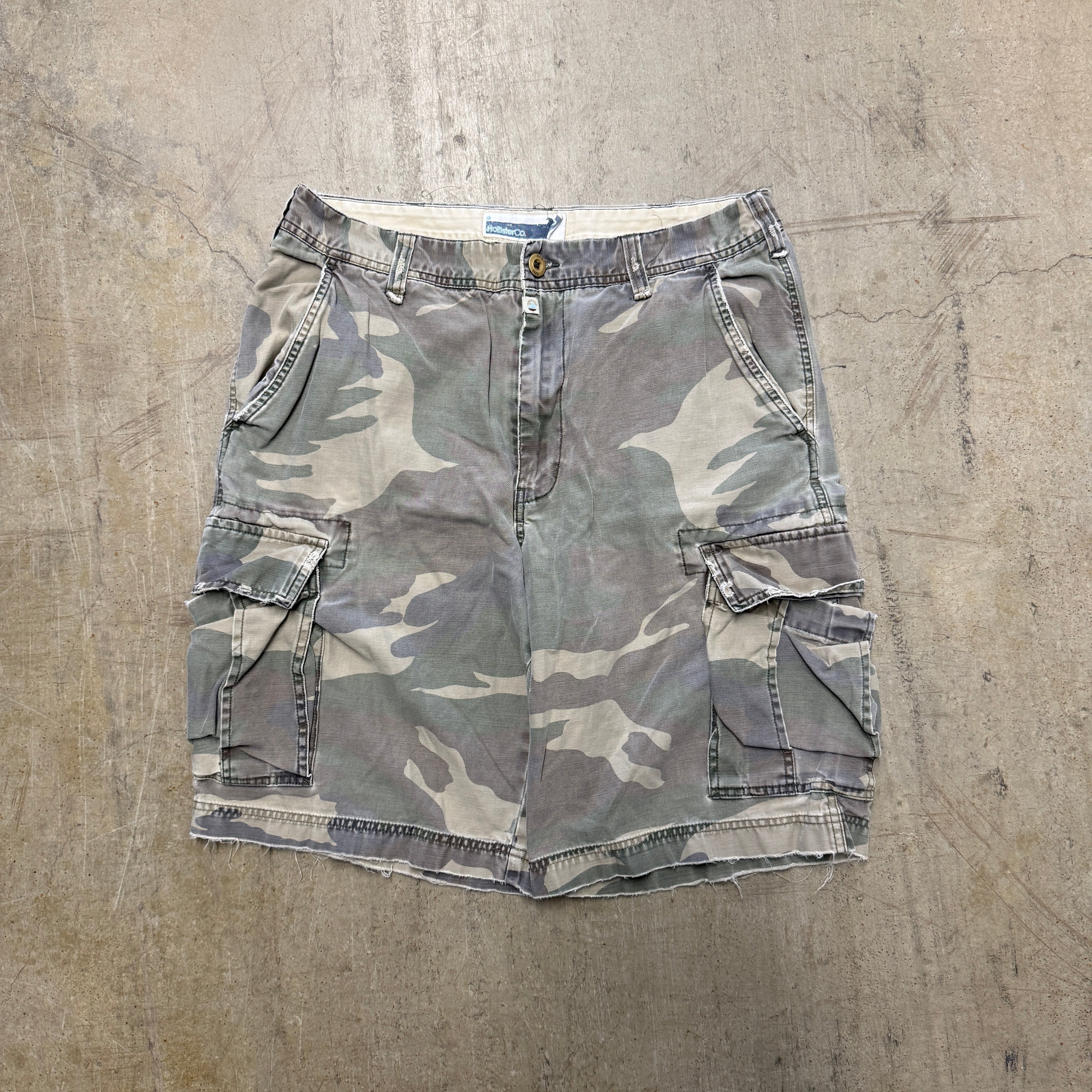 (34) Hollister Camo Cargo Shorts